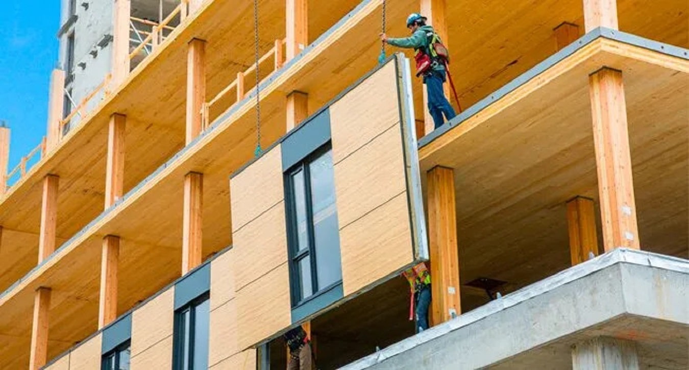 O uso de madeira engenheirada na construção civil está se expandindo e tornou-se cada vez mais popular nos projetos brasileiros