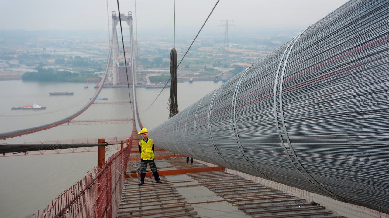 Construção da 4ª maior ponte suspensa do mundo, com seus 2.682 metros de comprimento e exigiu 85.000 toneladas de aço