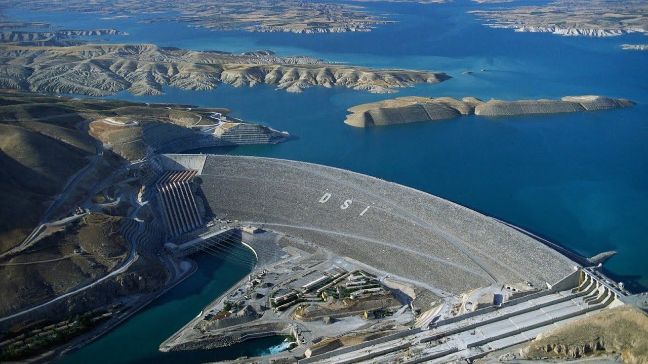 Construção de Ataturk: a magnífica barragem da Turquia entre as montanhas, com oito turbinas de 300 megawatts cada