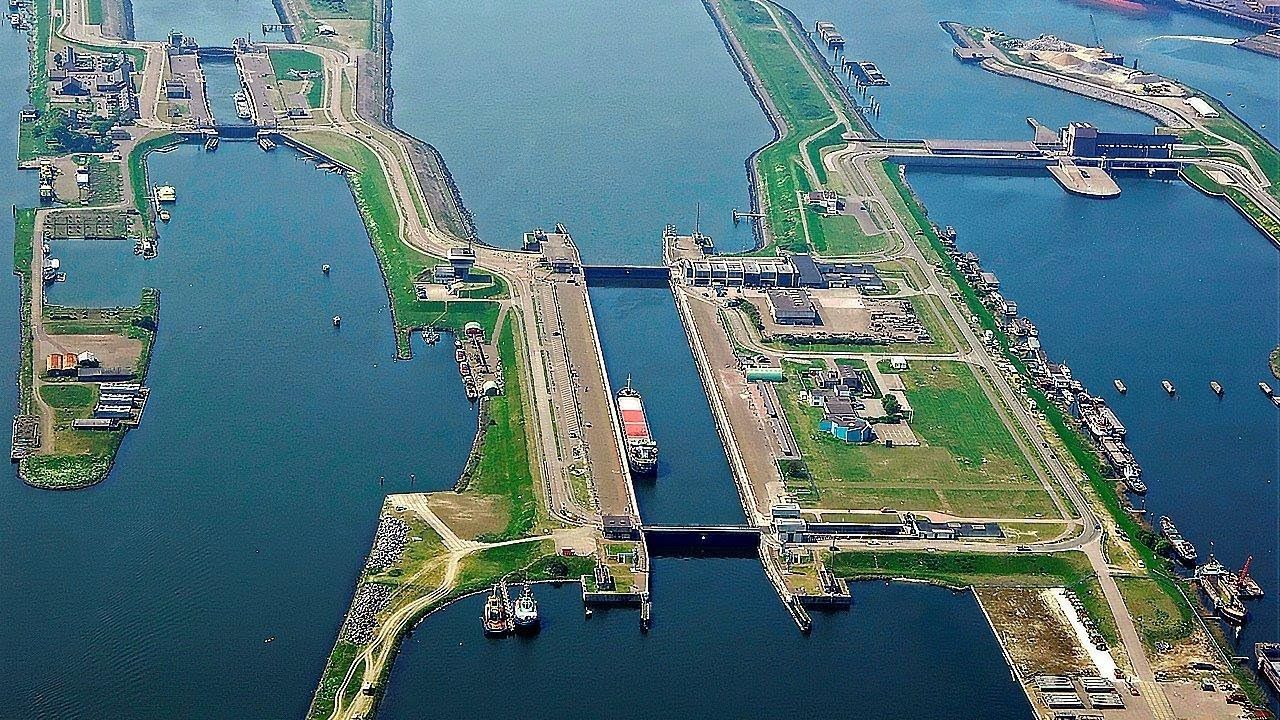 O grande Canal da Holanda, uma magnífica obra da engenharia, projetado para melhorar a conexão entre o porto de Amsterdam e o Mar do Norte